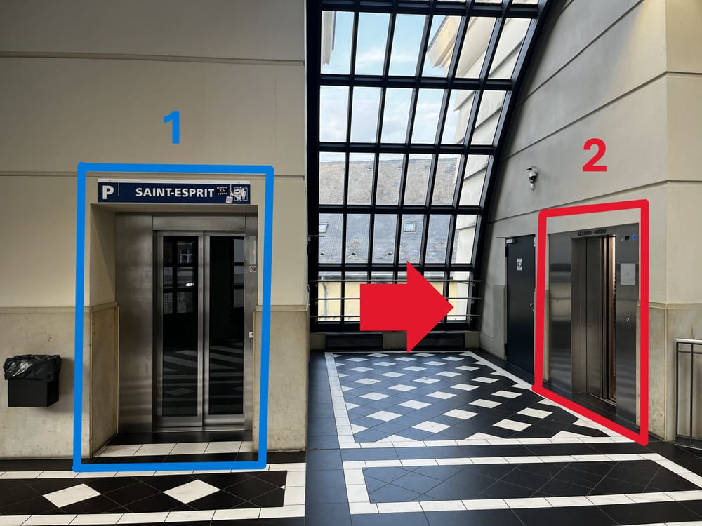 Les deux ascenseurs à l'étage 0 : à gauche l'ascenseur du parking Saint-Esprit (1), à droite l'ascenseur "Tunnel - Grund" (2)